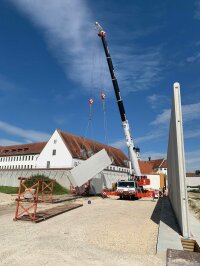 Errichten der Mauer an der JVA Niederschönenfeld