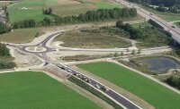 Ortumfahrung-Adelsried_neuer-Kreisverkehr-an-der-Anschlussstelle-Adelsried-mit-Ort-Adelsried-und-A8