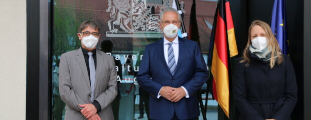 (von links nach rechts): Dr. Nikolaus Müller, Präsident des Verwaltungsgericht; Staatsminister Joachim Herrmann; Kathrin Fändrich, Staatliches Bauamt Augsburg/Bereichsleitung Hochbau