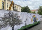 Das Bauzaunbanner an der Staats- und Stadtbibliothek strahlt in bunten Farben.