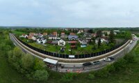 Gesamtansicht der neuen Lärmschutzwand in Waltershofen