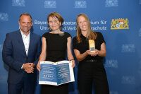 (v.l.n.r.) Umweltminister Thorsten Glauber, Prof. Mikala Holme Samsøe von der Technischen Hochschule Augsburg und Kathrin Fändrich vom Staatlichen Bauamt Augsburg bei der Preisverleihung