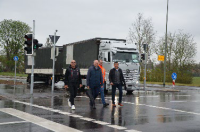 Ganz „unspektakulär“ wurde die neue Ampelanlage auf der Lechstraße an der Kreuzung  Blumenallee / Benzstraße eingeweiht (v. l.): Jürgen Göttle, Mitglied im Stadtrat und ehrenamtlicher Referent für Verkehr, 1. Bürgermeister Franz Feigl, Christof Geiger (Abteilungsleiter im Staatlichen Bauamt Augsburg) und Markus Kreitmeier (Bereichsleiter Straßenbau im Staatlichen Bauamt Augsburg) querten bei  Grün die Lechstraße.