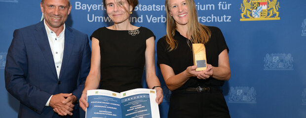 (v.l.n.r.) Umweltminister Thorsten Glauber, Prof. Mikala Holme Samsøe von der Technischen Hochschule Augsburg und Kathrin Fändrich vom Staatlichen Bauamt Augsburg bei der Preisverleihung (v.l.n.r.) Umweltminister Thorsten Glauber, Prof. Mikala Holme Samsøe von der Technischen Hochschule Augsburg und Kathrin Fändrich vom Staatlichen Bauamt Augsburg bei der Preisverleihung