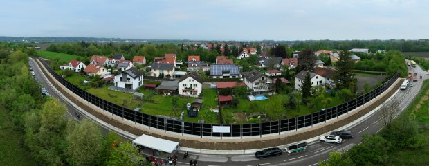 Gesamtansicht der neuen Lärmschutzwand in Waltershofen Gesamtansicht der neuen Lärmschutzwand in Waltershofen
