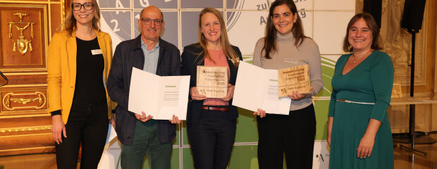 Augsburger Zukunftspreis für nachhaltiges Wirtschaften 2023: Bürgermeisterin Martina Wild (rechts) und Reiner Erben, Referent für Nachhaltigkeit, Umwelt, Klimaschutz und Gesundheit der Stadt Augsburg (2.v.l.) überreichten mit der Laudatorin Stefanie Haug, Regio Augsburg Wirtschaft (links), die Auszeichnung für das Transferprojekt „Architektur. Im Kreis.” an Kathrin Fändrich vom Staatlichen Bauamt Augsburg (Mitte) und THA-Vizepräsidentin Prof. Dr. Nadine Warkotsch (2.v.r.). Augsburger Zukunftspreis für nachhaltiges Wirtschaften 2023: Bürgermeisterin Martina Wild (rechts) und Reiner Erben, Referent für Nachhaltigkeit, Umwelt, Klimaschutz und Gesundheit der Stadt Augsburg (2.v.l.) überreichten mit der Laudatorin Stefanie Haug, Regio Augsburg Wirtschaft (links), die Auszeichnung für das Transferprojekt „Architektur. Im Kreis.” an Kathrin Fändrich vom Staatlichen Bauamt Augsburg (Mitte) und THA-Vizepräsidentin Prof. Dr. Nadine Warkotsch (2.v.r.).