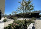 Die Dachterrasse des neuen Lehrgebäudes lädt zum Verweilen und Lernen ein.