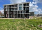 Die Fassade des LGBs ist vorgesetzt. Farblich ist sie in rot und beige gehalten.