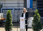 Annette Bubmann, Bereichsleiterin Universitätsbau am Staatlichen Bauamt Augsburg, begrüßt die Gäste.