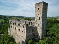 Die Burgruine Niederhaus ragt eindrucksvoll über der Gemeinde Hürnheim empor.