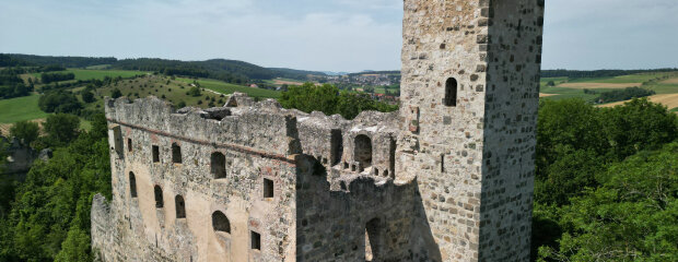 Die Burgruine Niederhaus ragt eindrucksvoll über der Gemeinde Hürnheim empor. Die Burgruine Niederhaus ragt eindrucksvoll über der Gemeinde Hürnheim empor.