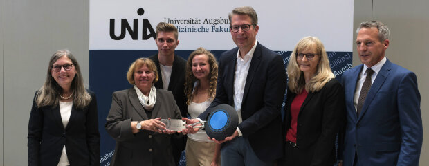 Prof. Dr. Martina Kadmon (Dekanin Med. Fakultät), Prof. Dr. Sabine Doering-Manteuffel (Präsidentin Universität Augsburg), Studierende, Markus Blume (Wissenschaftsminister Bayern), Annette Bubmann (Bereichsleitung Universitätsbau, StBAA), Uwe Fritsch (Bauamtsleiter, StBAA) Prof. Dr. Martina Kadmon (Dekanin Med. Fakultät), Prof. Dr. Sabine Doering-Manteuffel (Präsidentin Universität Augsburg), Studierende, Markus Blume (Wissenschaftsminister Bayern), Annette Bubmann (Bereichsleitung Universitätsbau, StBAA), Uwe Fritsch (Bauamtsleiter, StBAA)