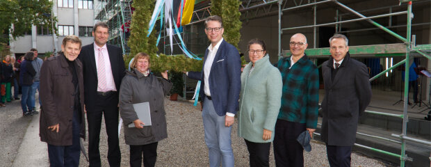  Gäste des Richtfestes: Bernd Kränzle (3. Bürgermeister Stadt Augsburg), Dr. Georg Bruckmeir  (Bereichsleiter Bau, Regierung von Schwaben), Sabine Doering-Manteuffel (Präsidentin Universität Augsburg), Markus Blume (Wissenschaftsminister Bayern), Stephanie Schuhknecht (MdL Grüne), Andreas Jäckel (MdL CSU), Uwe Fritsch (Bauamtsleiter, StBAA)