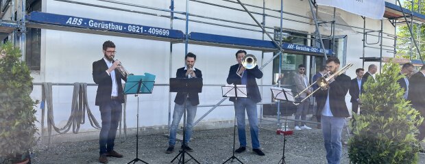 Das Bläserensemble Jo!Loop umrahmte das Richtfest musikalisch. Das Bläserensemble Jo!Loop umrahmte das Richtfest musikalisch.