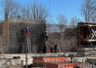 Erste Wänder der neuen Salzlagerhalle in Schwabmüchen werden hochgezogen.