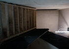 Das Treppenhaus gestaltet sich ebenfalls schlicht. Die Betonstufen werden momentan noch durch Holzaufbauten geschützt.