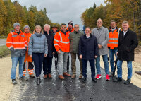 Ulrich Lange, Parlamentarischer Staatssekretär beim Bundesministerium für Verkehr, MdB Christoph Schmid sowie die Bürgermeister der Gemeinden Marktoffingen, Helmut Bauer, und Fremdingen, Frank Merkt, haben im Rahmen einer gemeinsamen Besichtigung den Bau des neuen Geh- und Radwegs entlang der B 25 besucht.