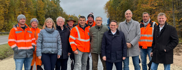 Ulrich Lange, Parlamentarischer Staatssekretär beim Bundesministerium für Verkehr, MdB Christoph Schmid sowie die Bürgermeister der Gemeinden Marktoffingen, Helmut Bauer, und Fremdingen, Frank Merkt, haben im Rahmen einer gemeinsamen Besichtigung den Bau des neuen Geh- und Radwegs entlang der B 25 besucht.